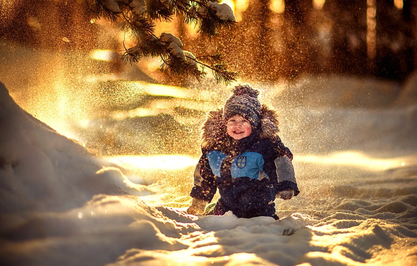 Фото обои зима, снег, радость, ель, мальчик