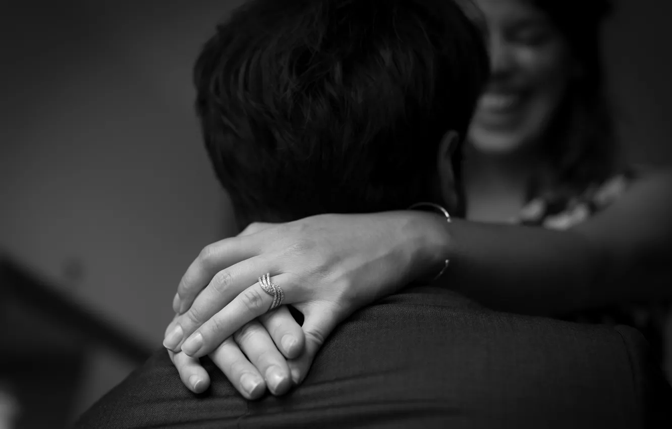 Фото обои улыбка, кольца, руки, черно-белое, влюбленные, помолвка