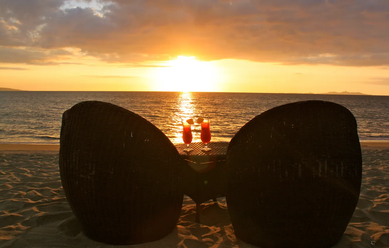 Фото обои закат, океан, вечер, кресла, столик