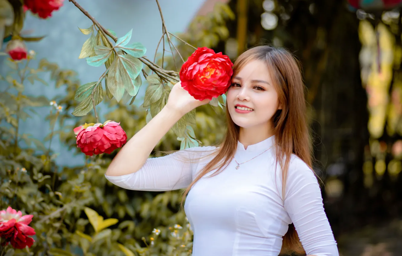 Фото обои цветок, поза, улыбка, модель