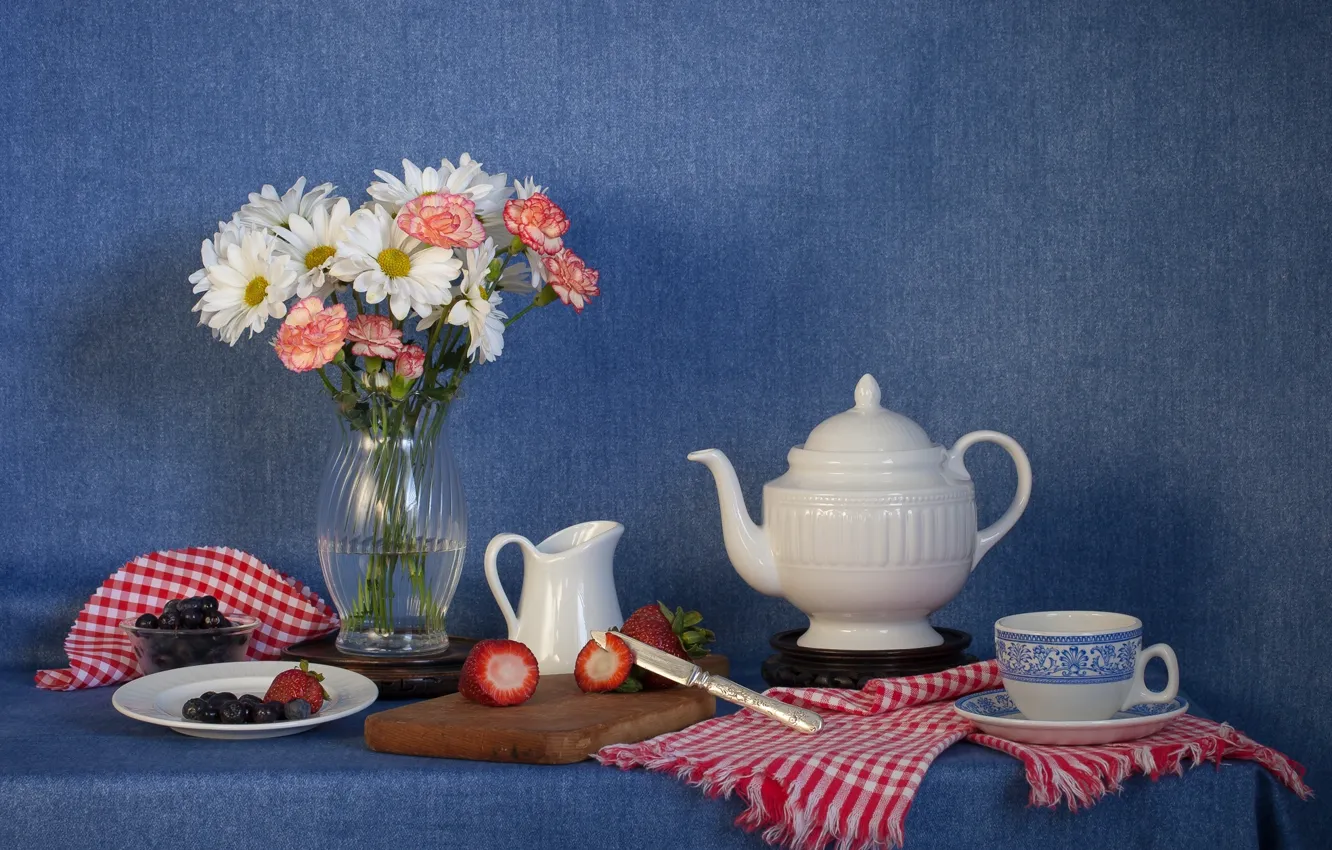 Фото обои цветы, ягоды, букет, чайник, клубника, нож, чашка, натюрморт