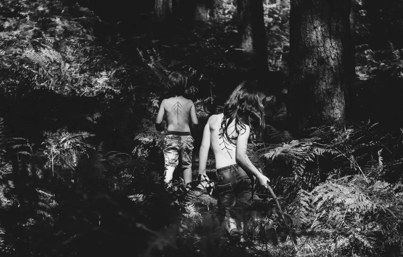 Фото обои girl, forest, trees, nature, people, boy, black and white, United Kingdom