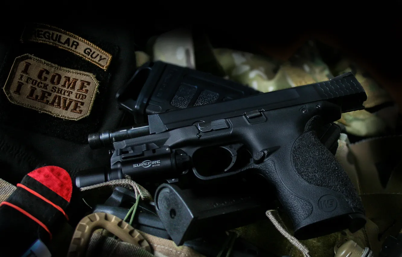 Фото обои пистолет, оружие, фонарик, Smith &ampamp; Wesson, M&ampamp;P9