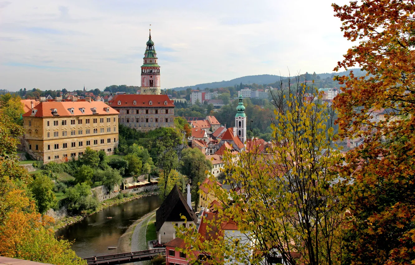 Фото обои осень, деревья, ветки, мост, город, дома, Чехия, речка
