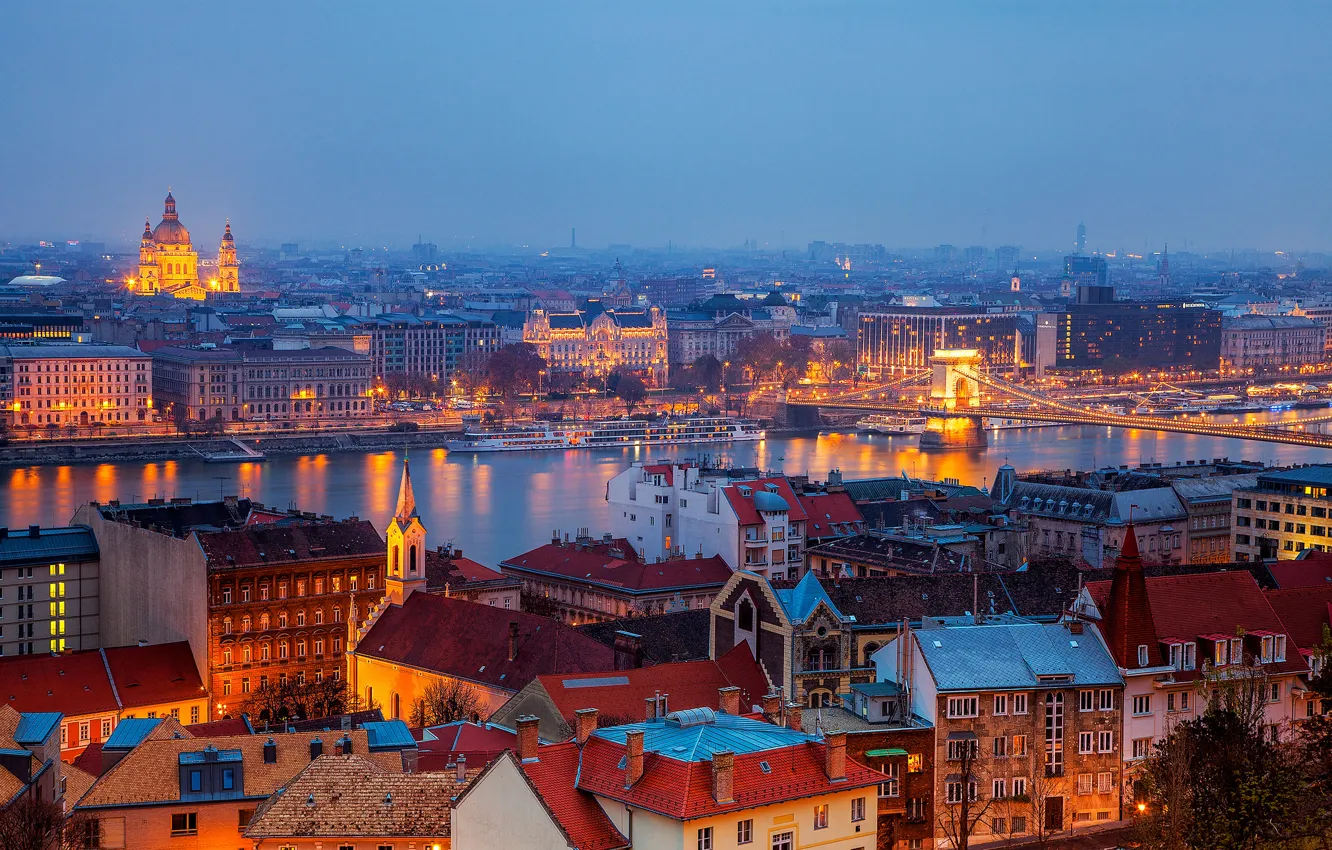 Фото обои город, река, здания, дома, вечер, крыши, панорама, Венгрия
