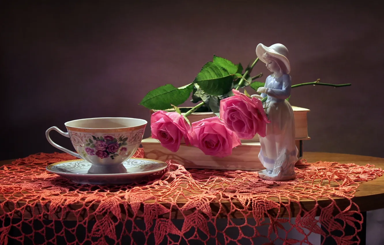 Фото обои розы, девочка, чашка, статуэтка, натюрморт, салфетка