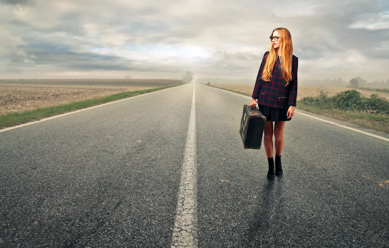 Фото обои девушка, пейзаж, путь, настроение, юбка, шоссе, очки, прическа
