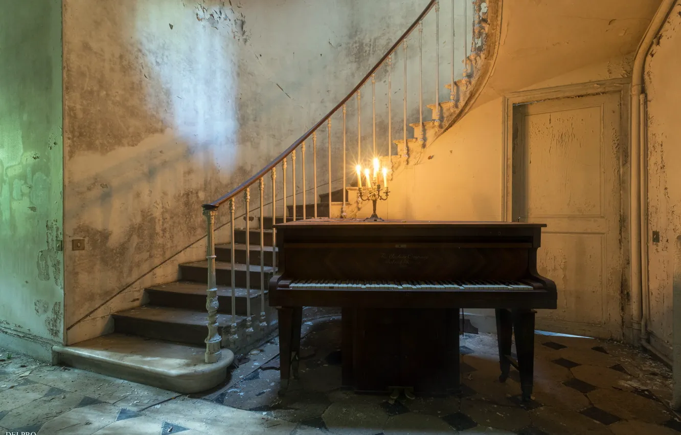 Фото обои свечи, лестница, пианино