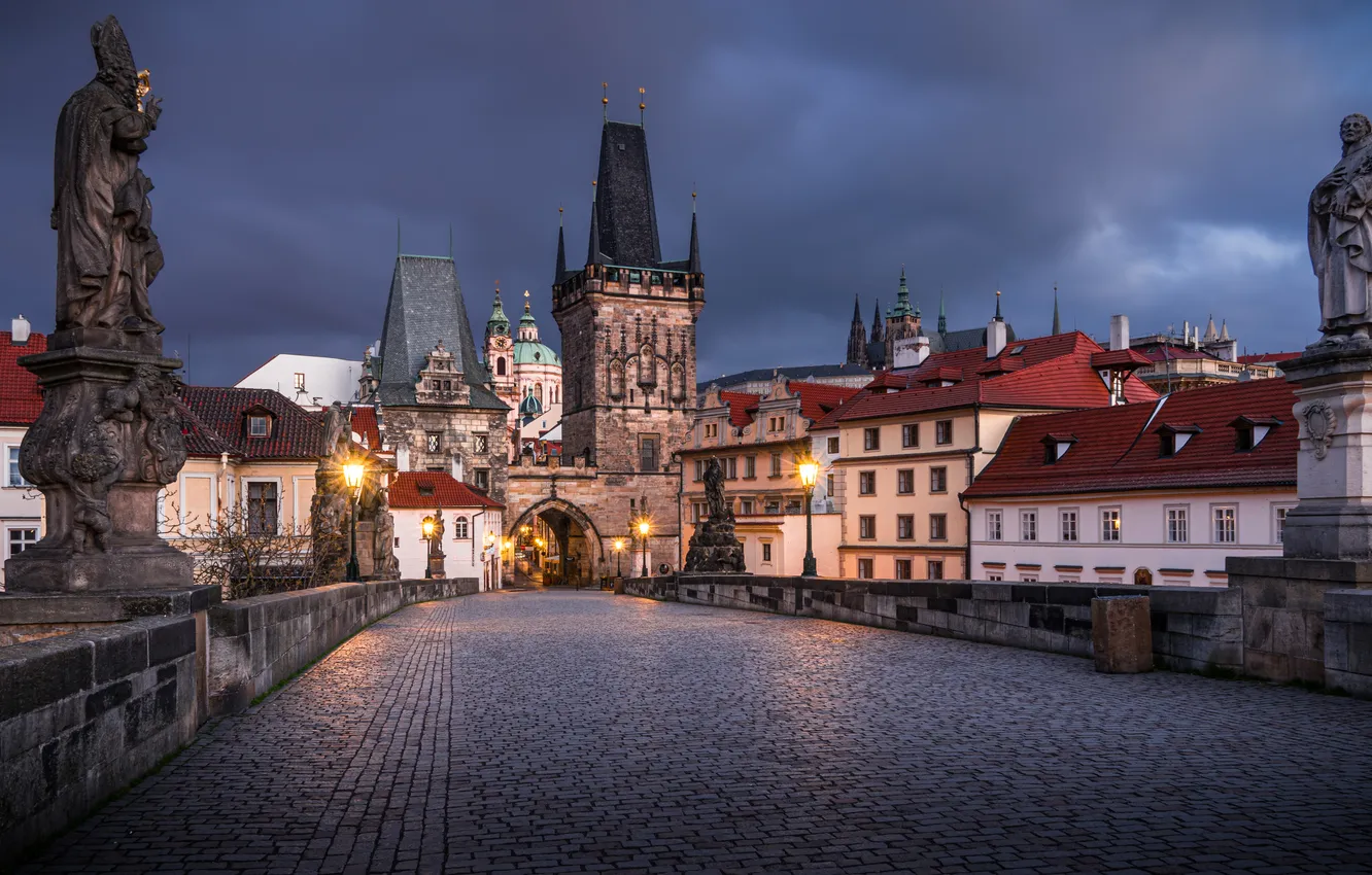 Фото обои мост, здания, дома, Прага, Чехия, башни, статуи, Prague