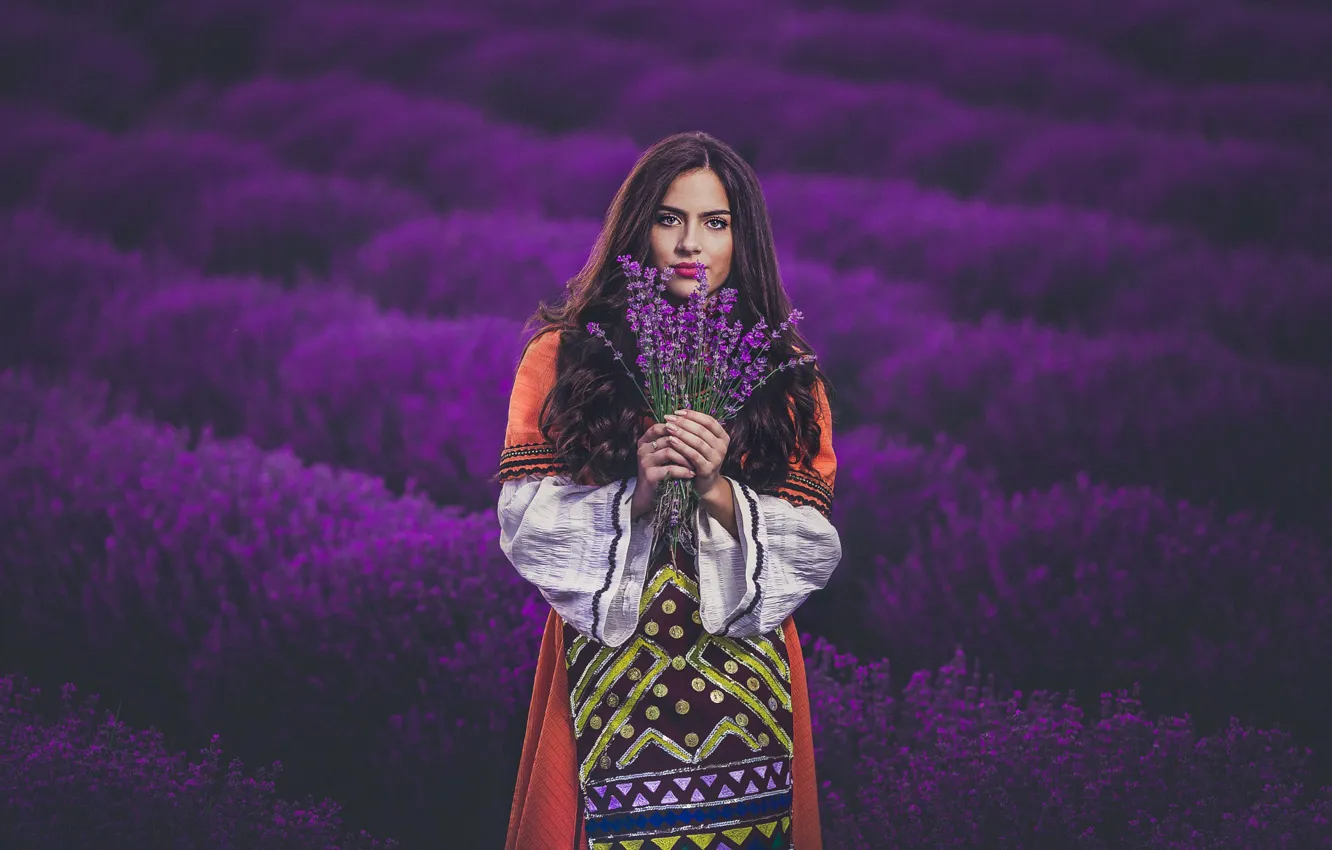 Фото обои глаза, взгляд, девушка, цветы, лицо, букет, брюнетка, костюм
