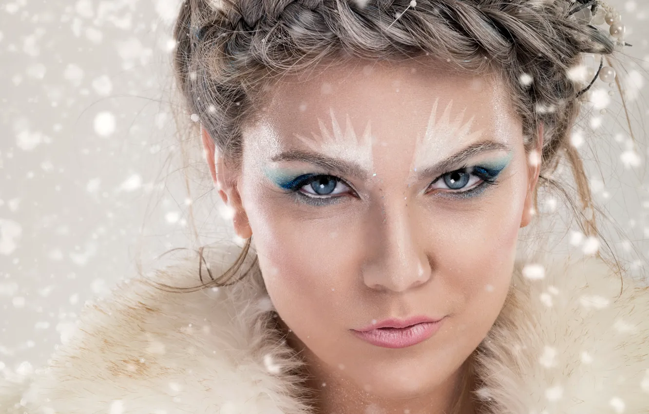 Фото обои девушка, снежинки, лицо, макияж, прическа, мех, красотка, крупным планом