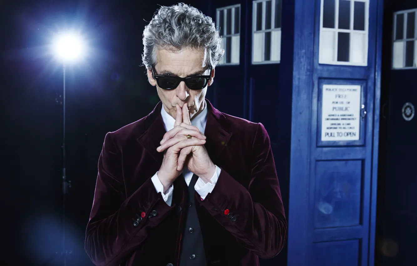 Фото обои очки, фонарь, актер, мужчина, будка, пиджак, Doctor Who, Доктор Кто