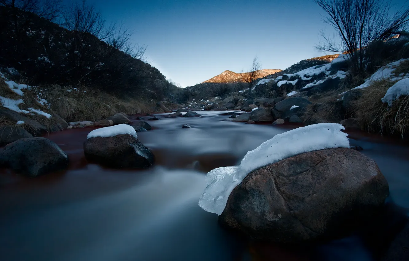 Фото обои вода, снег, природа, камни, кусты