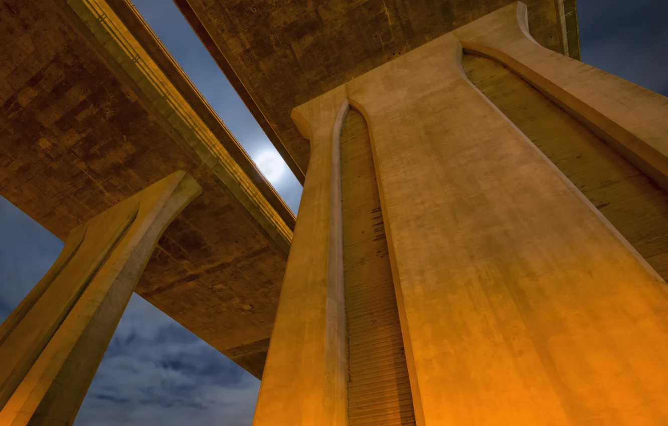 Фото обои свет, мост, опоры, колонны, вид снизу