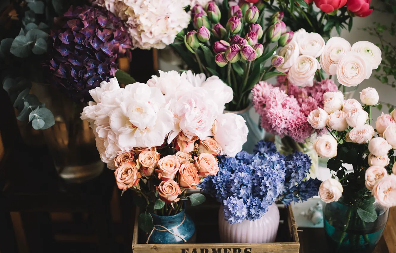Фото обои цветы, розы, букет, голубые, тюльпаны, розовые, ящик, много