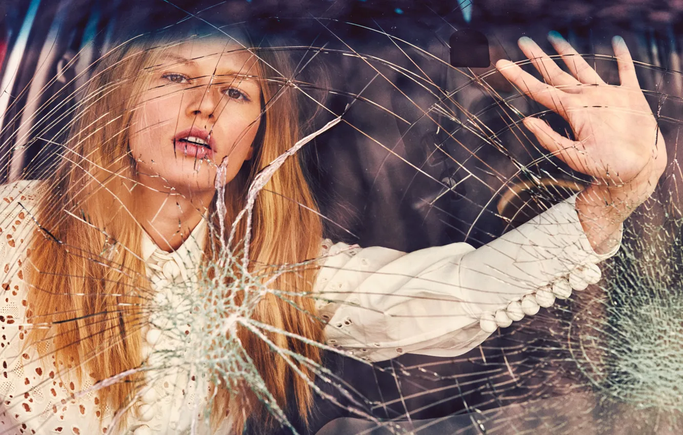 Фото обои стекло, девушка, поза, Anna Ewers