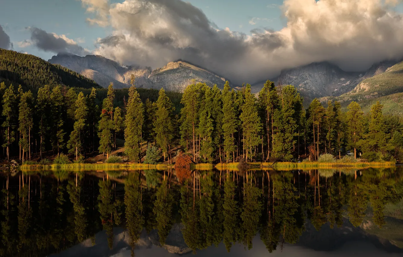 Фото обои лес, вода, солнце, облака, деревья, горы, озеро, отражение