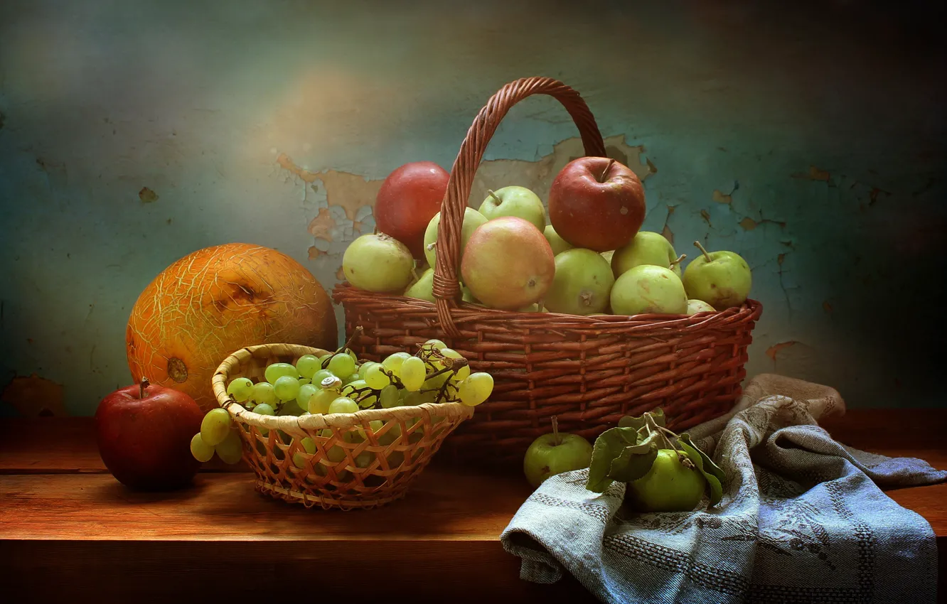 Фото обои стол, яблоки, полотенце, виноград, фрукты, натюрморт, корзинка, дыня