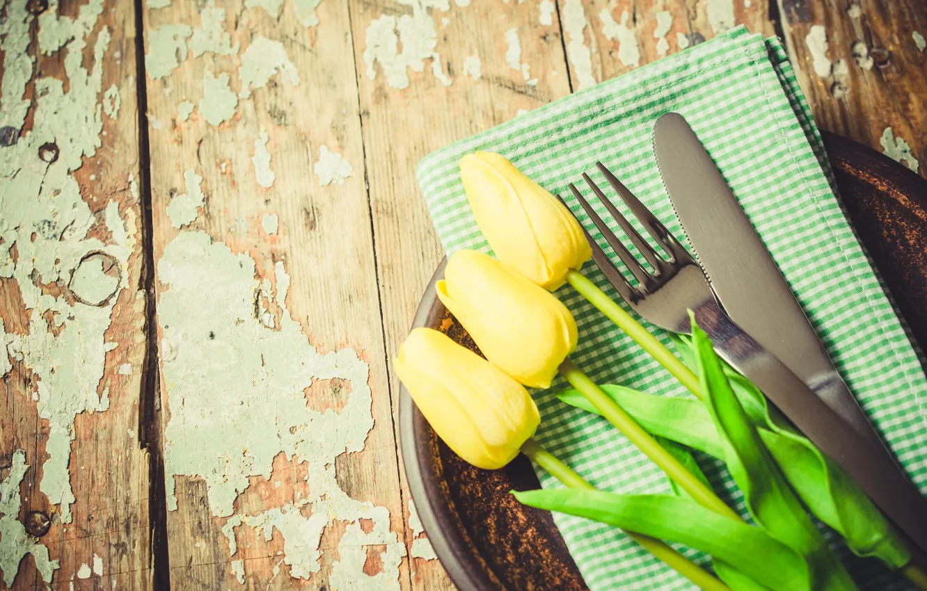 Фото обои цветы, желтый, тарелка, тюльпаны, столовые приборы