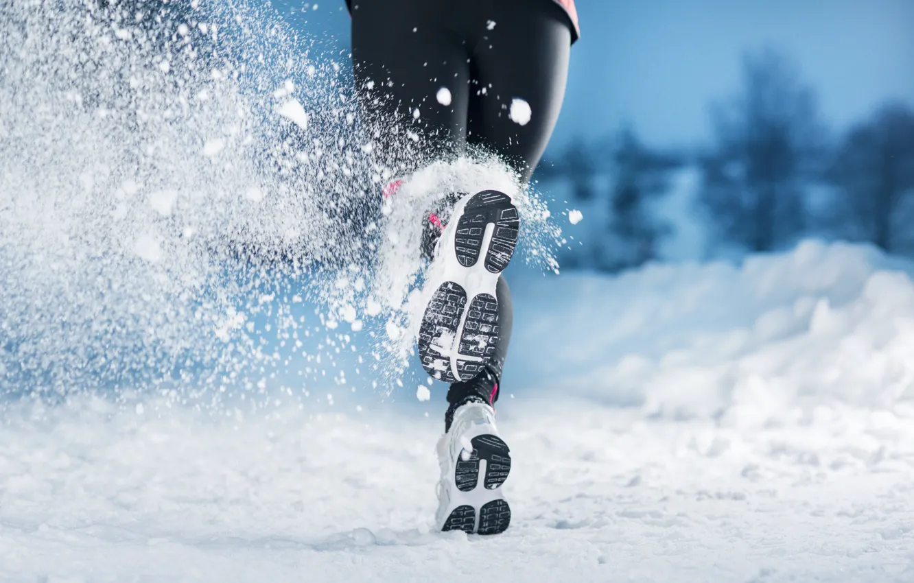Фото обои зима, девушка, снег, кросовки, бежит, время года