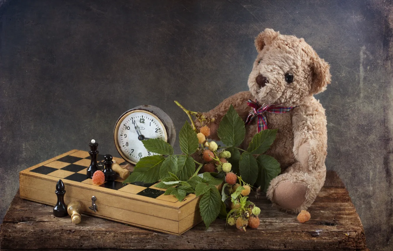 Фото обои малина, игрушка, часы, шахматы, мишка, натюрморт