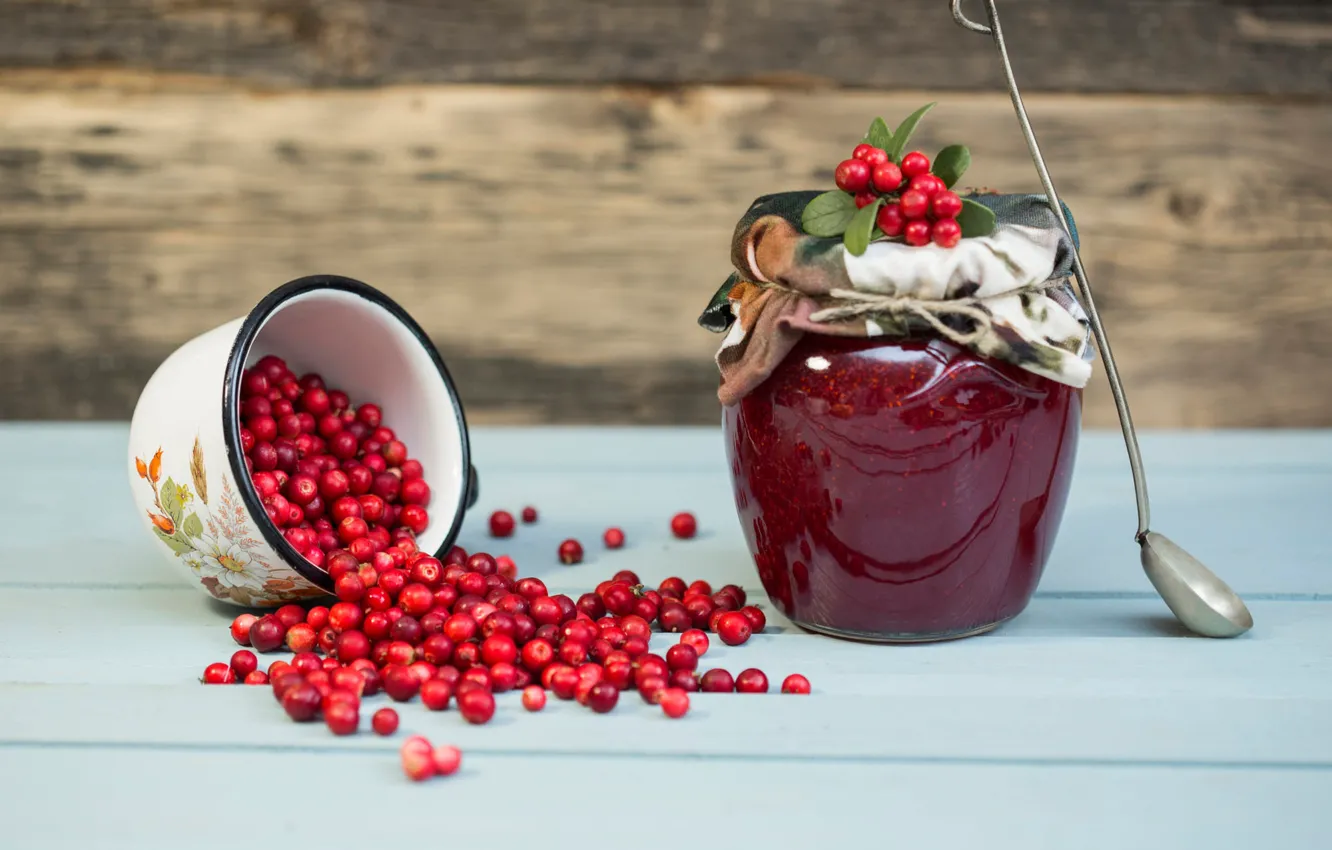 Фото обои ягоды, доски, кружка, банка, россыпь, много, варенье, половник