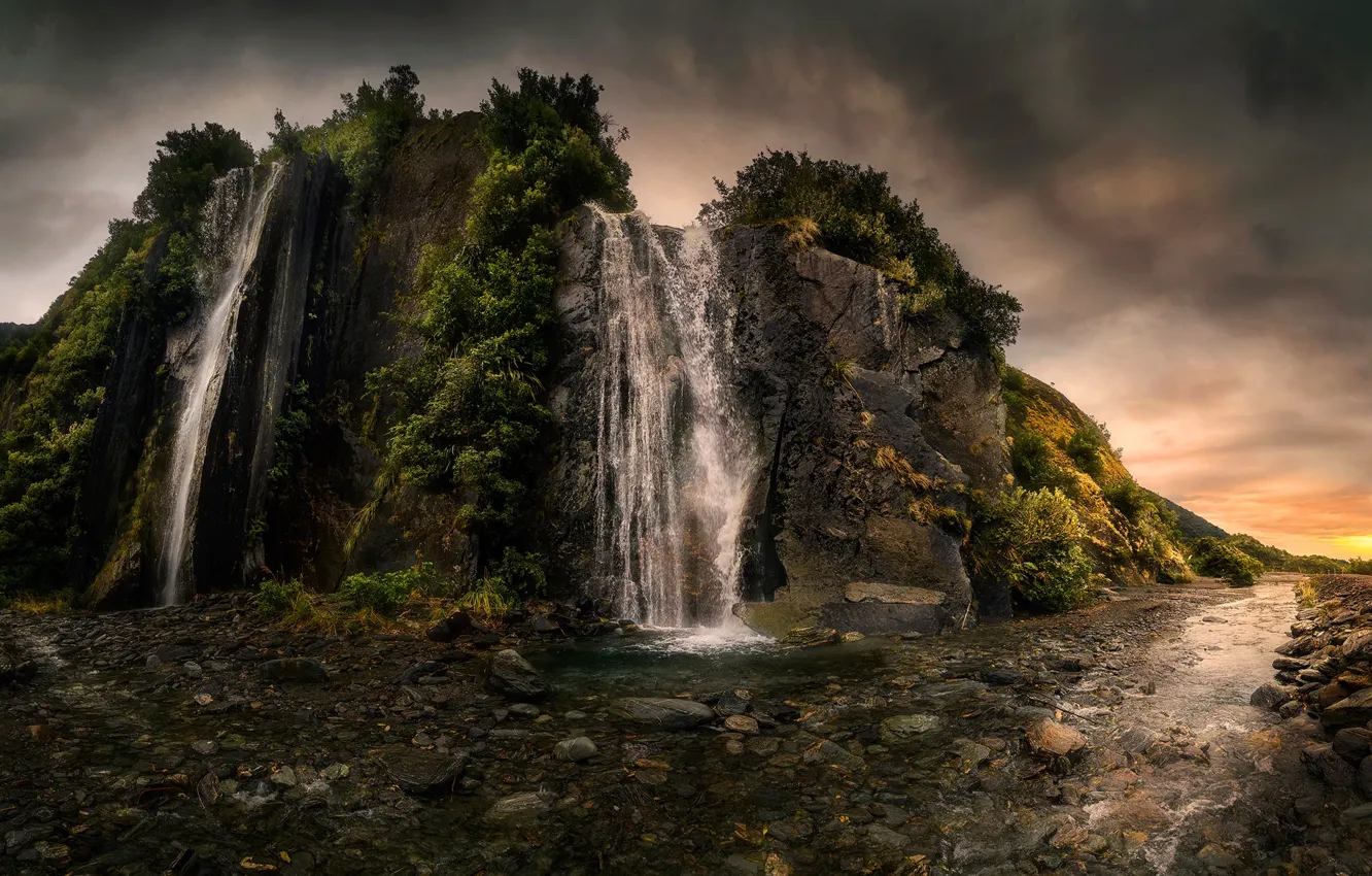 Фото обои небо, тучи, скала, ручей, камни, пасмурно, водопад, Новая Зеландия