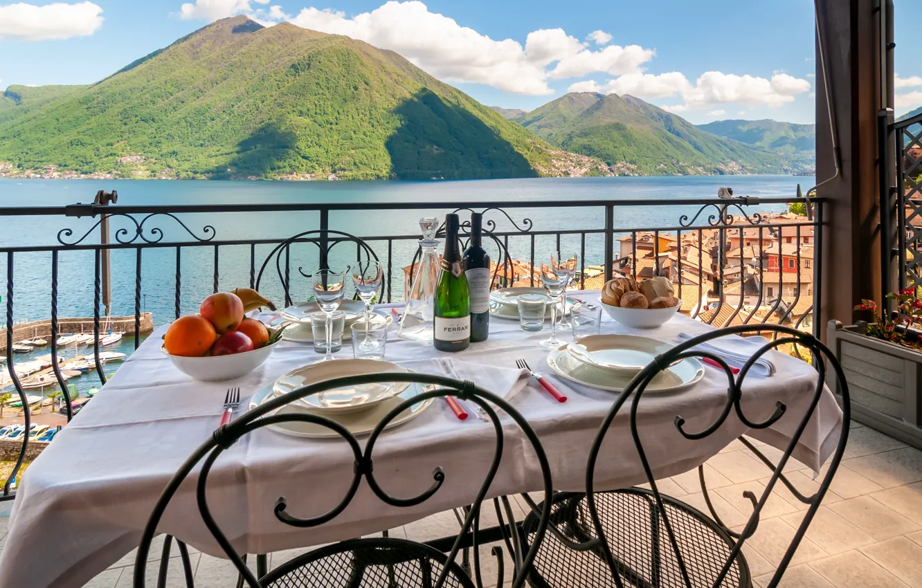 Фото обои горы, город, стол, Италия, терраса, озеро Комо, Lake Como, вид на озеро и горы