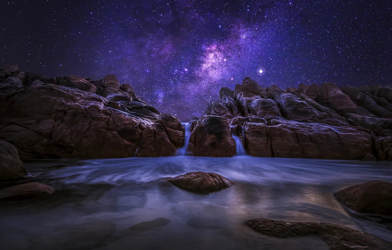 Фото обои небо, звезды, ночь, природа, камни, океан, скалы, млечный путь
