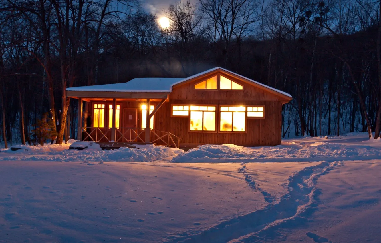 Фото обои зима, небо, свет, снег, деревья, следы, природа, дом