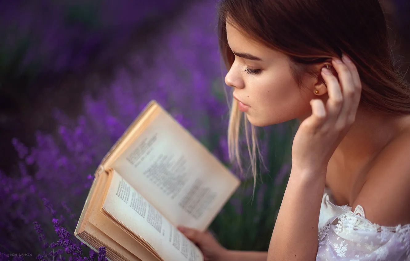 Фото обои девушка, лицо, настроение, рука, книга, лаванда, Денис Ланкин