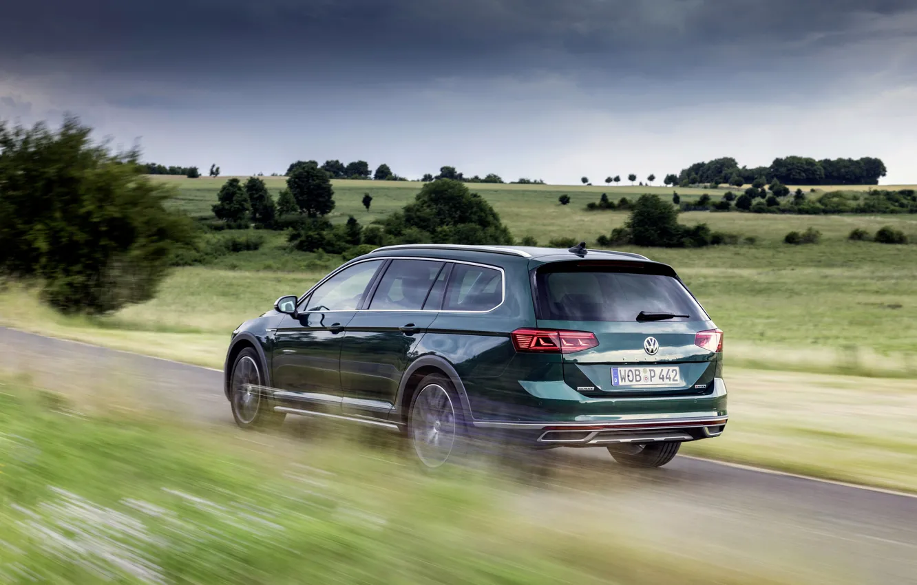 Фото обои поле, Volkswagen, сзади, универсал, Passat, тёмно-зелёный, Alltrack, 2019