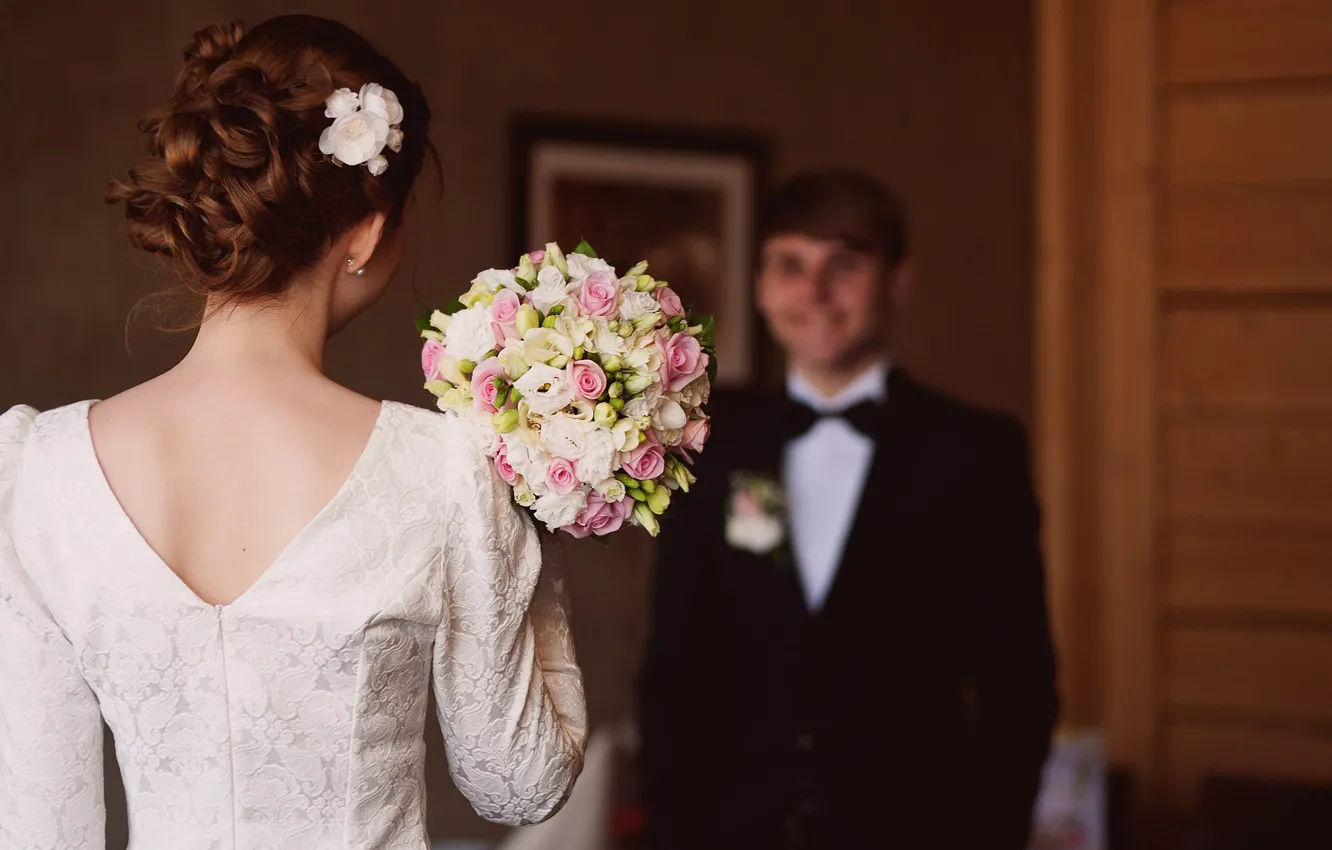 Фото обои спина, букет, платье, прическа, невеста, вырез, свадьба, жених