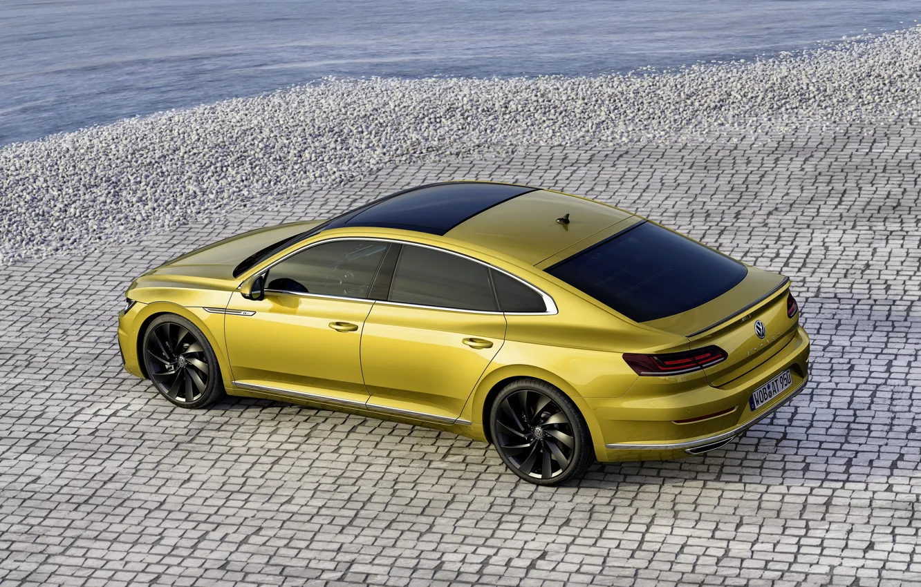 Фото обои жёлтый, брусчатка, Volkswagen, 2018, R-Line, лифтбэк, 2017, Arteon
