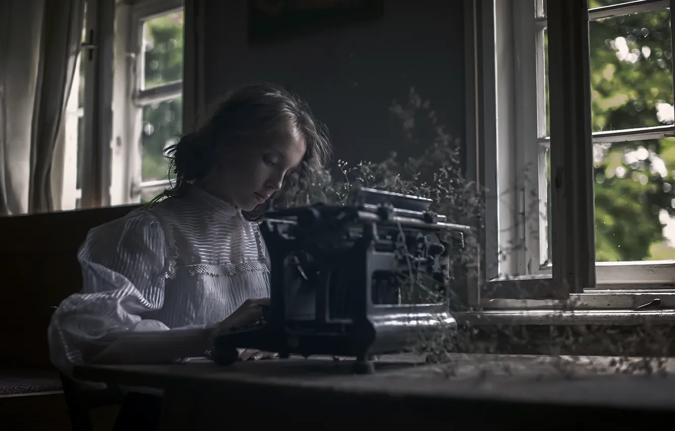 Фото обои девушка, окно, пишущая машинка
