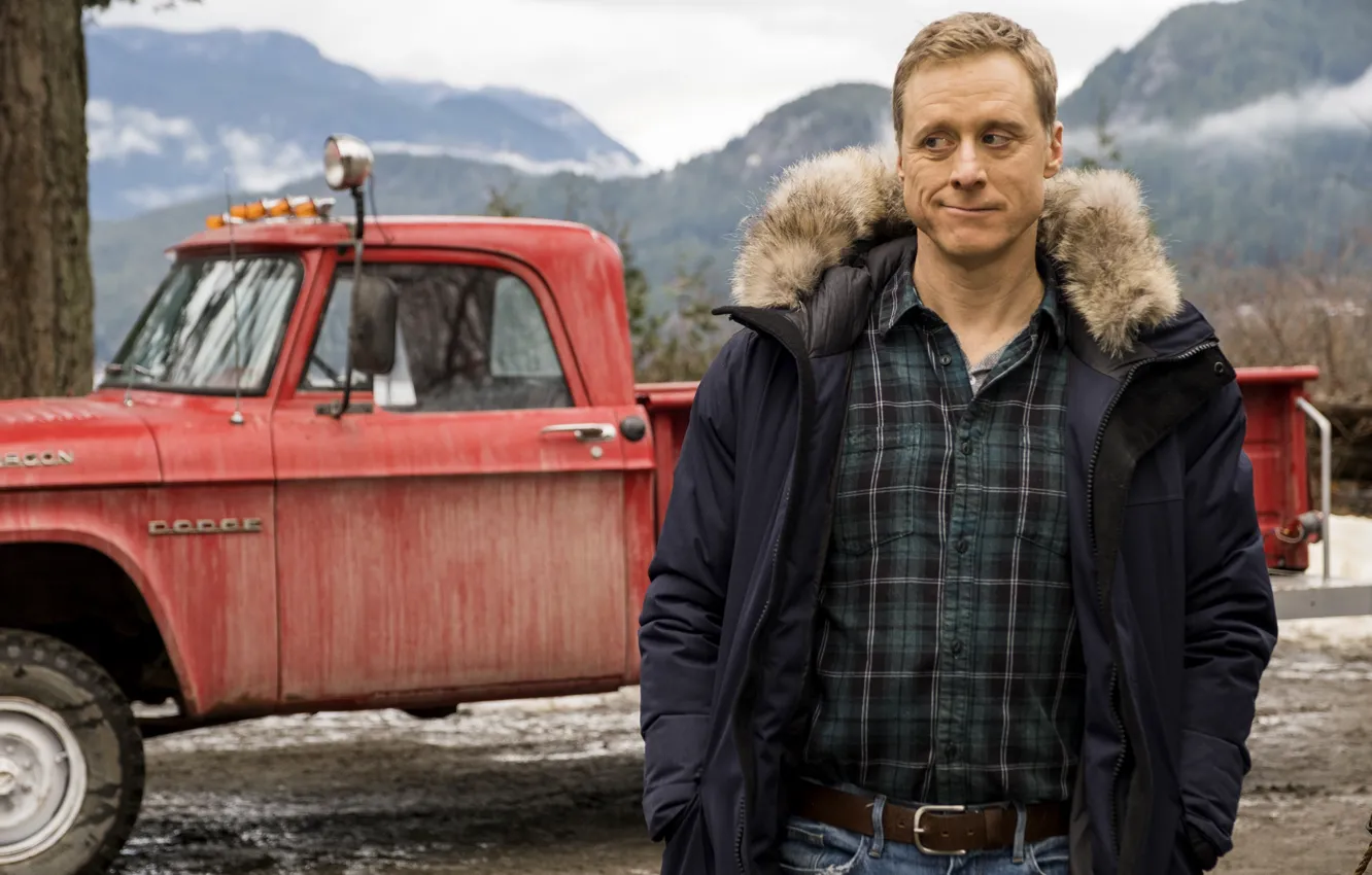 Фото обои машина, пришелец, сериал, автомобиль, пикап, Alan Tudyk, Resident Alien, Засланец из космоса