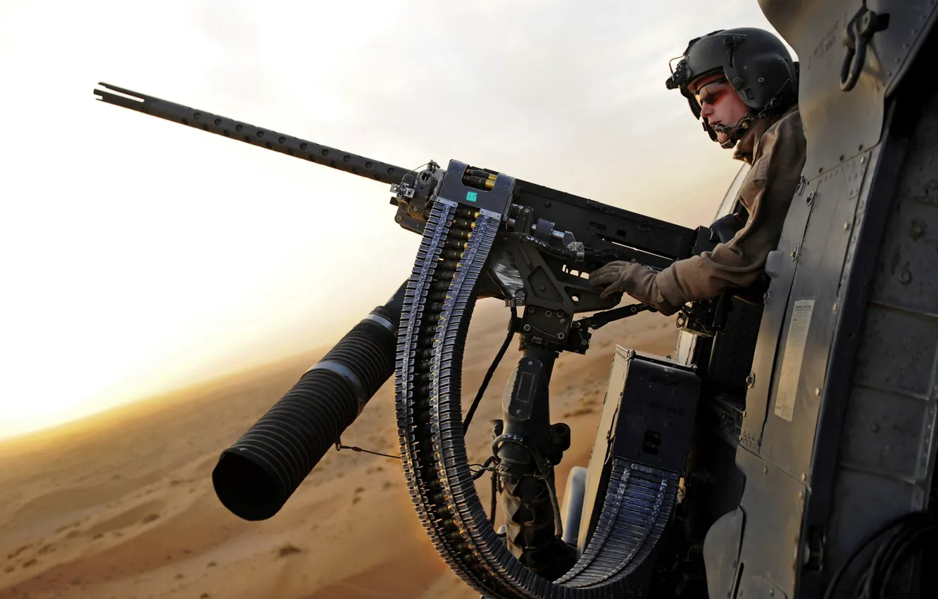 Фото обои пустыня, Пулемет, лента, шлем, стрелок