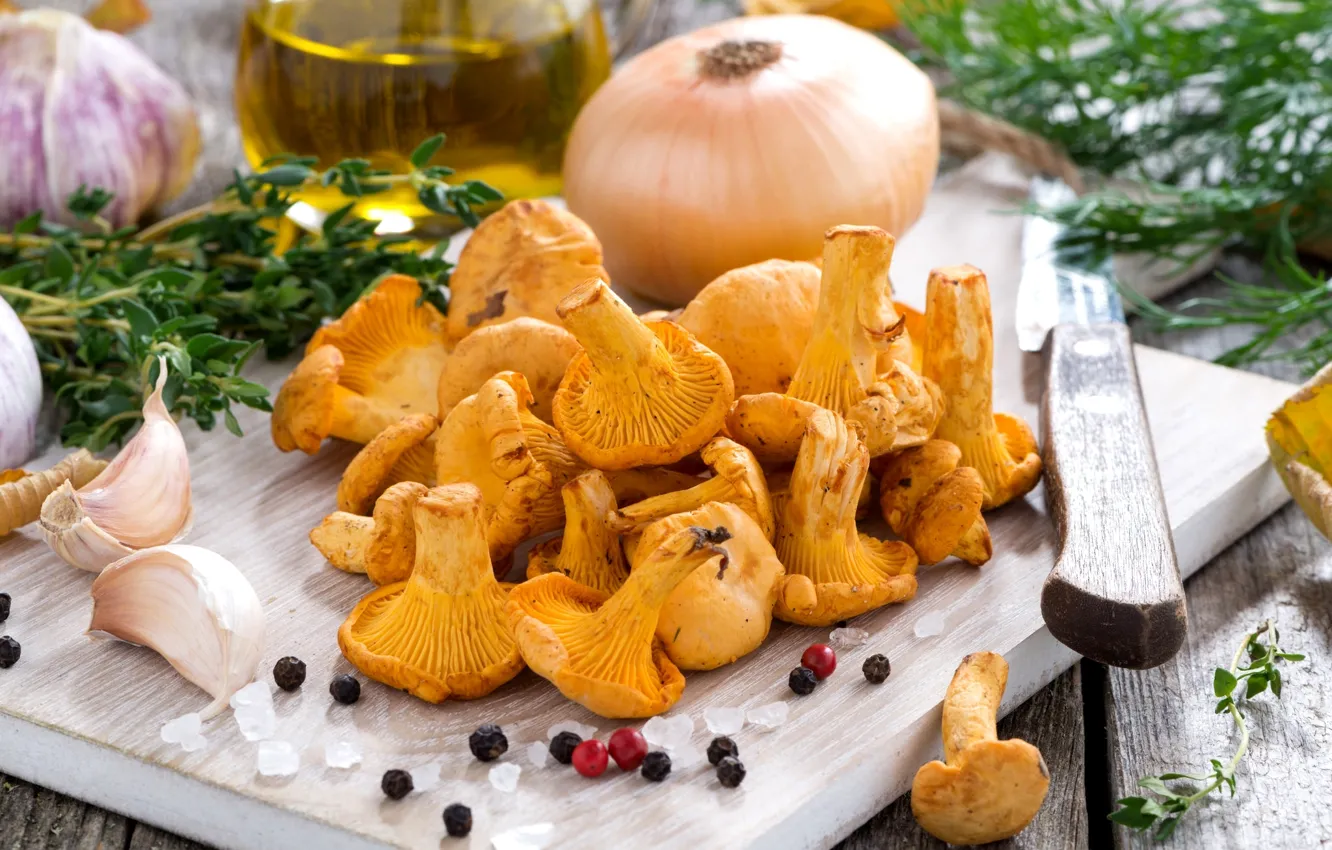 Фото обои грибы, лук, укроп, перец, чеснок, лисички, соль, чабрец