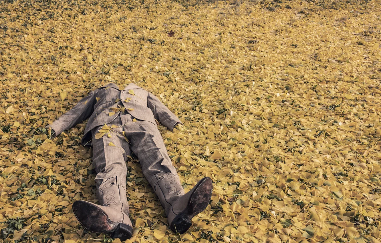 Фото обои осень, листья, листва, мужик, сапоги, костюм, лежит, листья деревьев