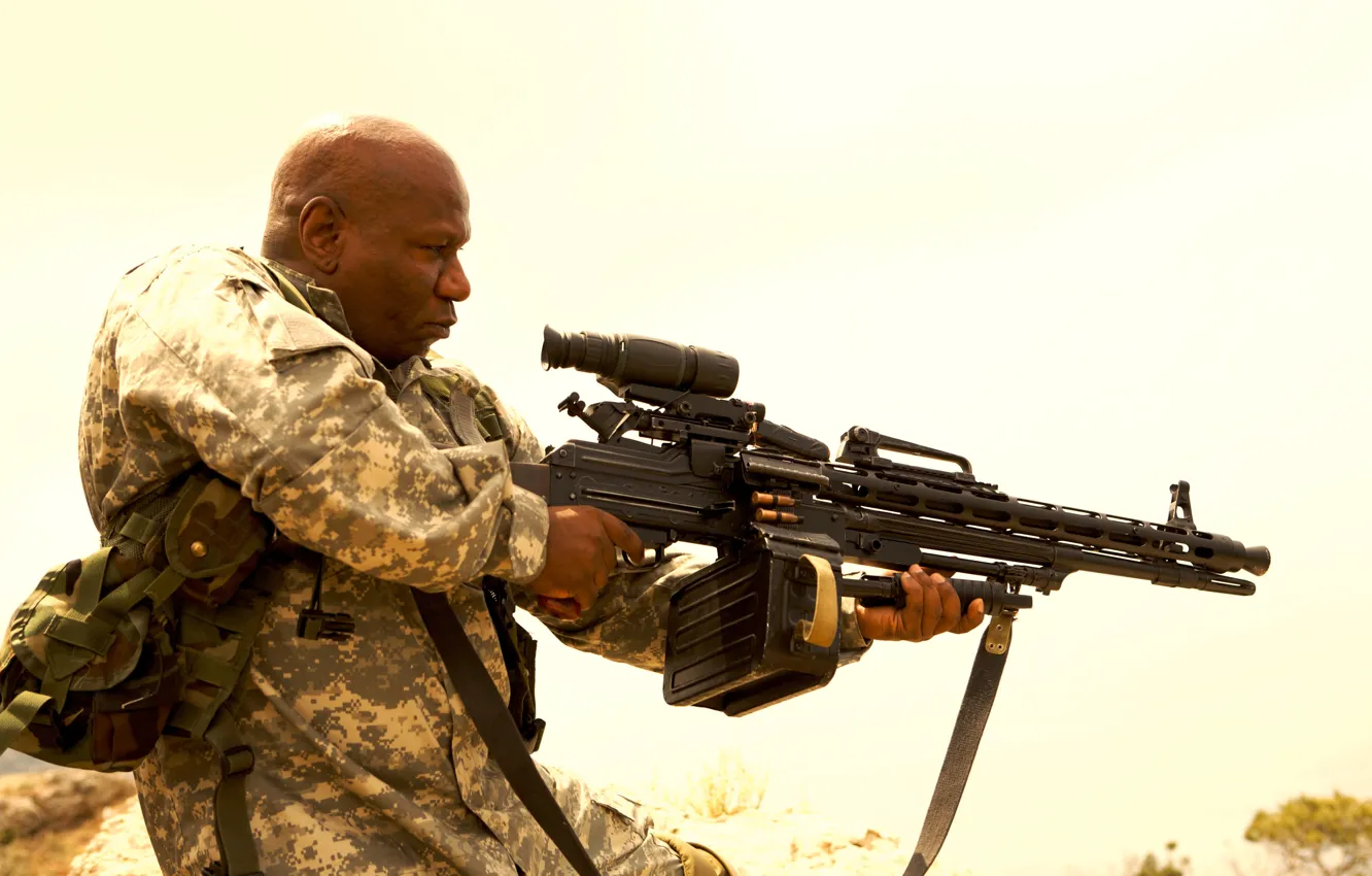 Фото обои оружие, оптика, пулемет, форма, камуфляж, патроны, боевик, позиция