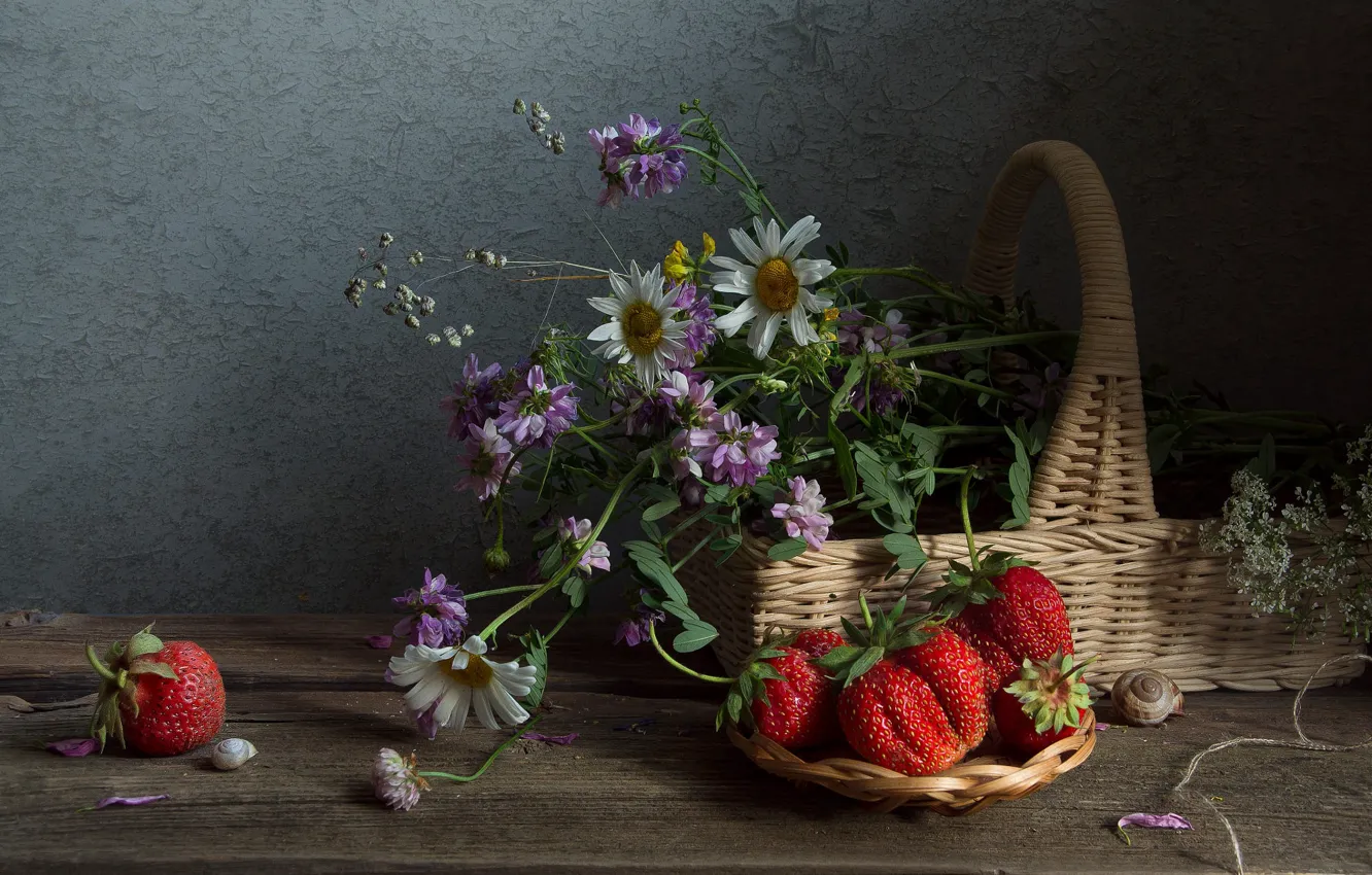 Фото обои лето, цветы, ягоды, доски, ромашки, букет, клубника, клевер