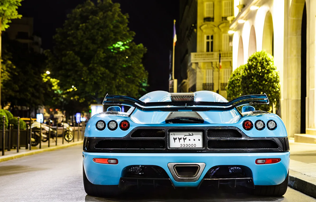 Фото обои ночь, голубой, улица, здание, Koenigsegg, суперкар, supercar, blue