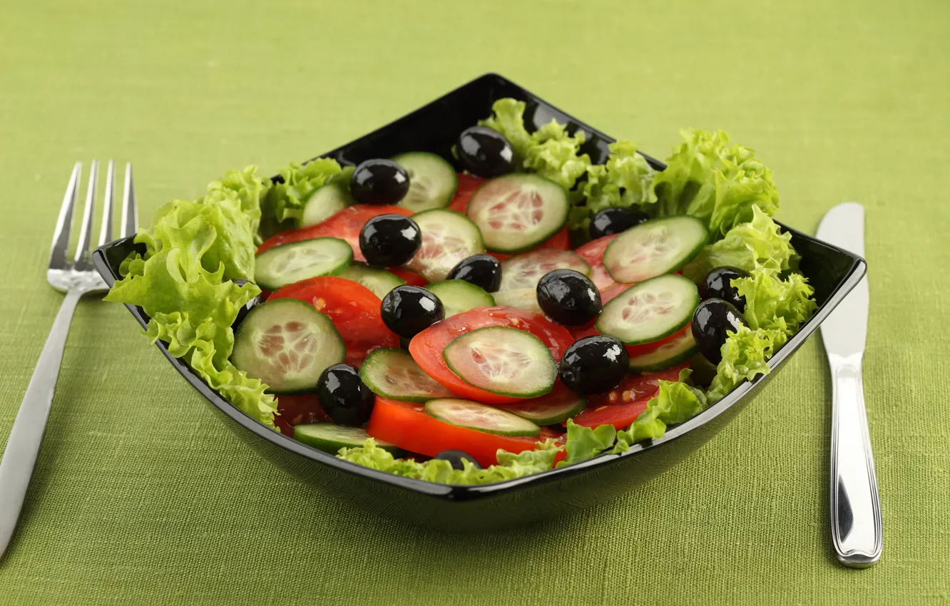 Фото обои еда, тарелка, нож, вилка, помидоры, огурцы, салат, маслины