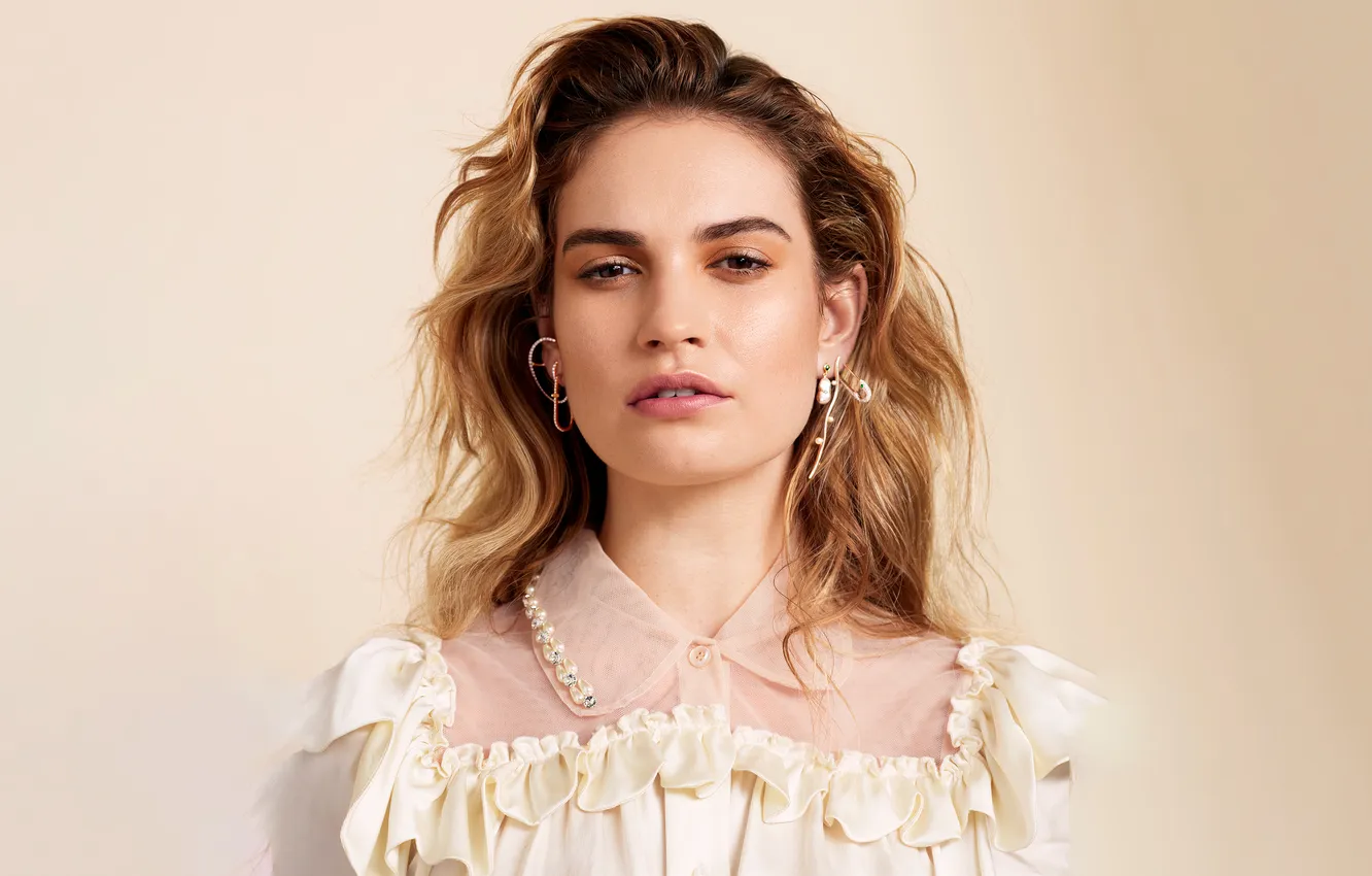 Фото обои взгляд, фон, портрет, актриса, шатенка, красотка, Лили Джеймс, Lily James