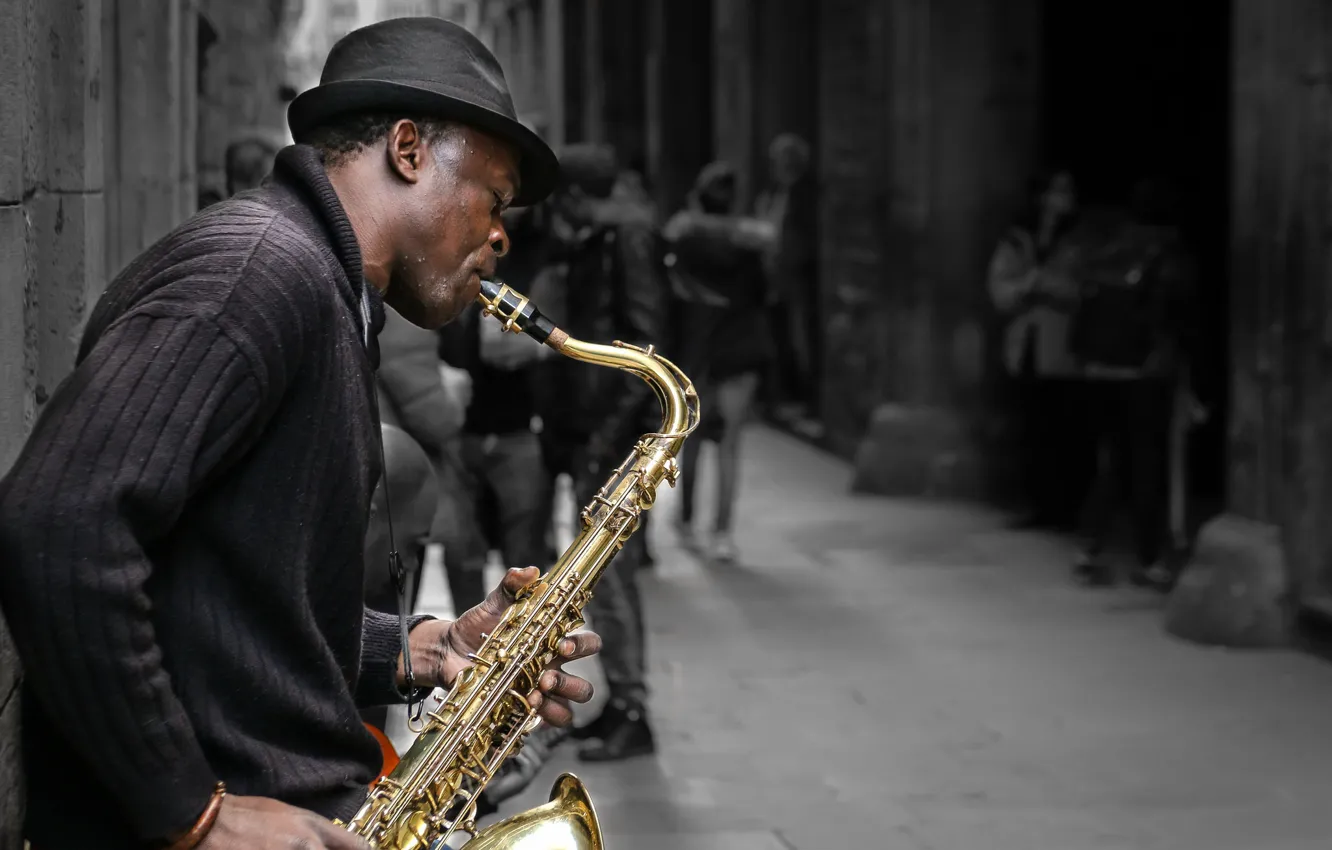 Фото обои улица, музыкант, саксофон