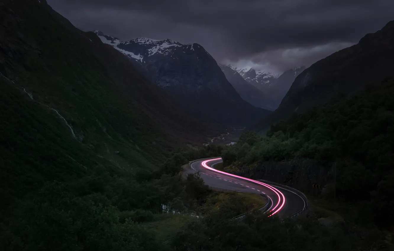 Фото обои дорога, горы, тучи, огни, вечер, выдержка