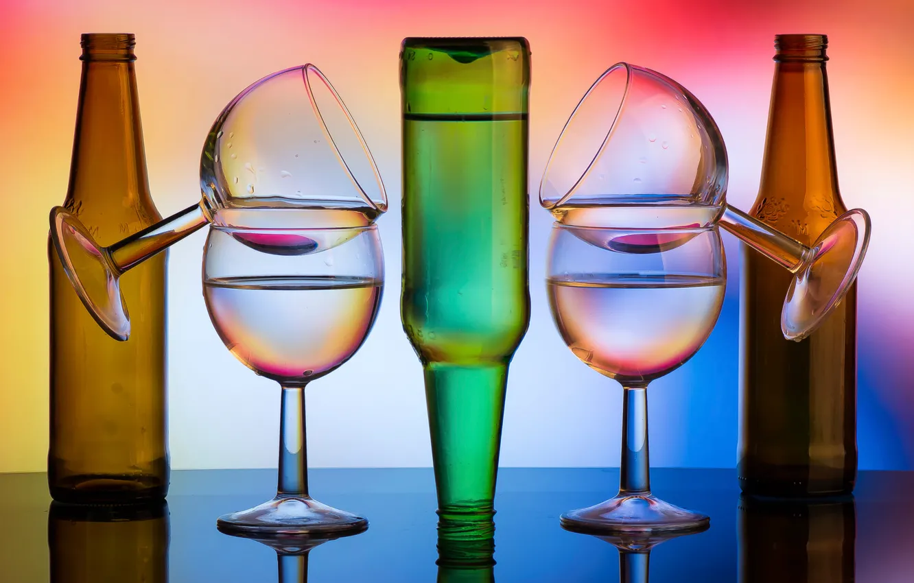 Фото обои стекло, вода, капли, свет, линии, цвет, бокалы, бутылки