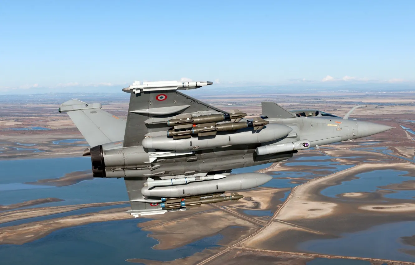 Фото обои Истребитель, Dassault Rafale, ВВС Франции, Armée de l'Air, ПТБ, Корректируемая авиабомба, MBDA Meteor, MBDA MICA