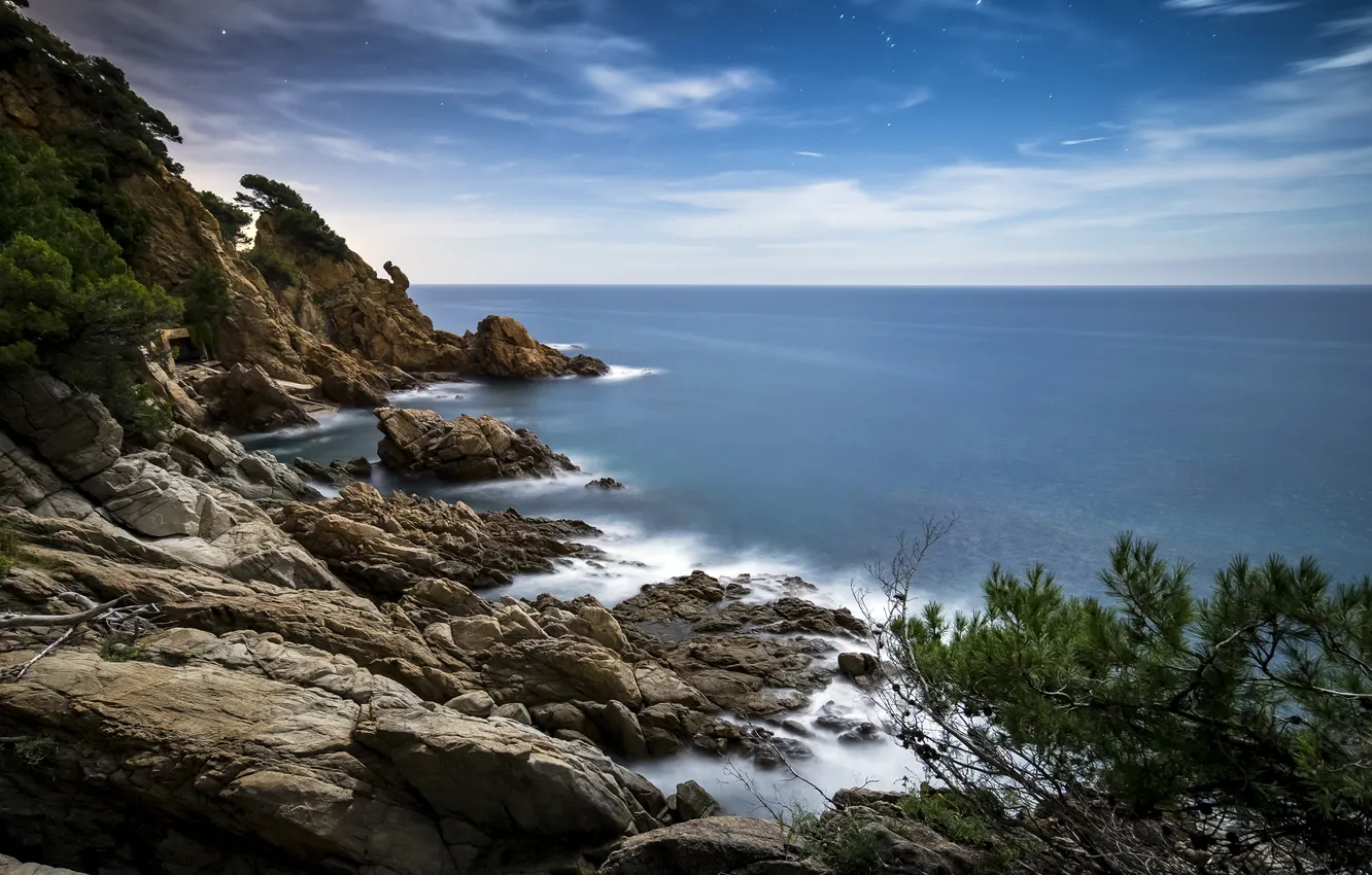 Фото обои море, небо, облака, камни, скалы, берег, горизонт, Испания