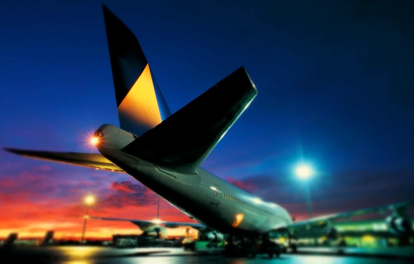 Фото обои Огни, Ночь, Аэропорт, Boeing, самолёт, Боинг, 747